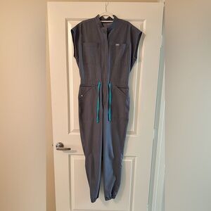 Figs Rafaela Cargo ScrubJumpsuit - graphite, size Small